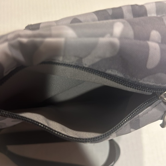 Baggallini light grey camouflage travel bag w multiple zippers pockets & strap - Picture 11 of 11